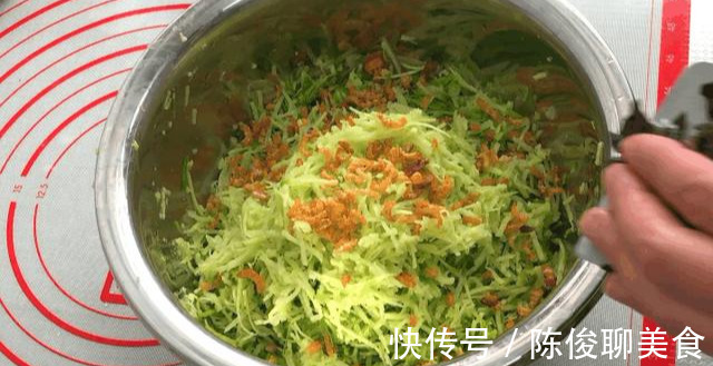 萝卜素馅饺子，这样调的饺子馅，比肉馅还好吃，和面调馅做法详解