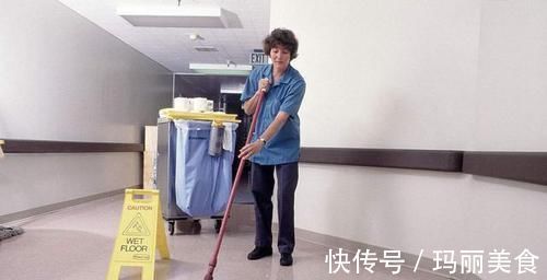 阿姨|地板刚拖完又变脏?保洁阿姨都用这种方法拖地,干净又省力