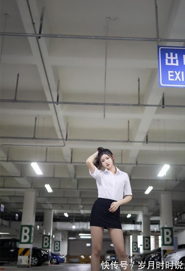 白衬衫 冷白色的短袖衬衫,搭配黑色的短裙十分的干练,日常上班都可以!