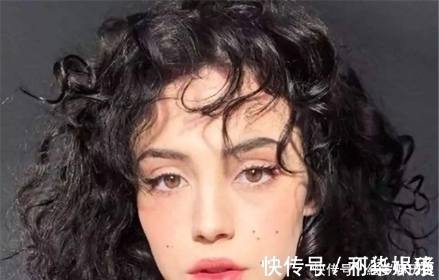 卷发 女人过了40岁,如果你有白头发,少留这3种“发型”,显老没气质