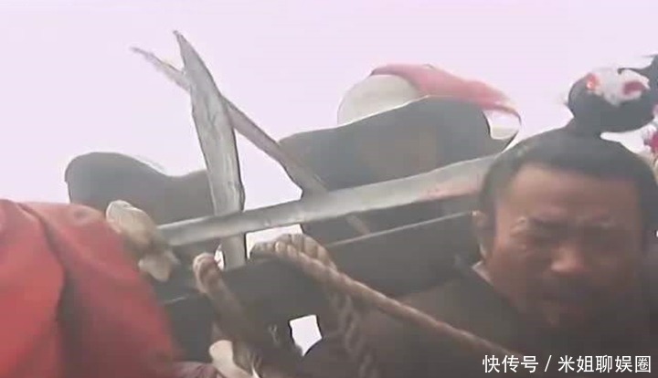 砍头|为何古代刽子在砍头之前会往刀上喷一口酒？