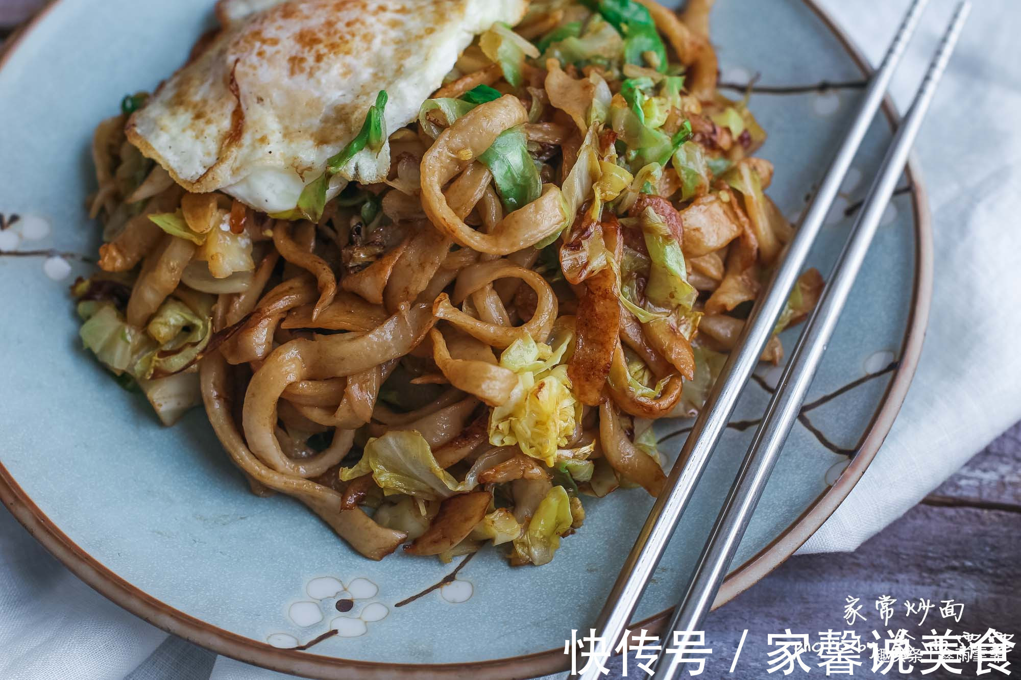 一个人在家,没心思做饭,弄一碗炒面,不仅能填饱肚子,营养足够