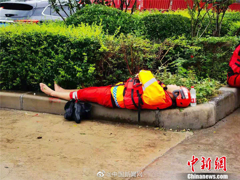 睡着|消防队员连夜救援后躺路边睡着