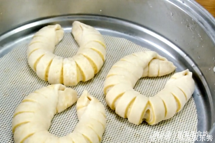 蒸鸡蛋馒头|蒸馒头时,别再用清水和面了,试试此做法,馒头暄软劲道,营养高
