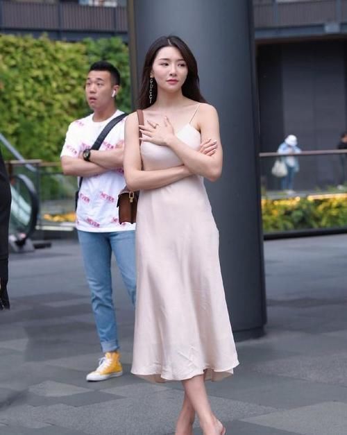 小姐姐|街拍：年轻靓丽的紧身打底裤美女，展现出婀娜多姿的风采！