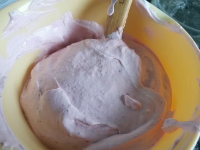  孩子在家吵着吃蛋糕，无奈之下自己动手给孩子做，孩子吃了一半