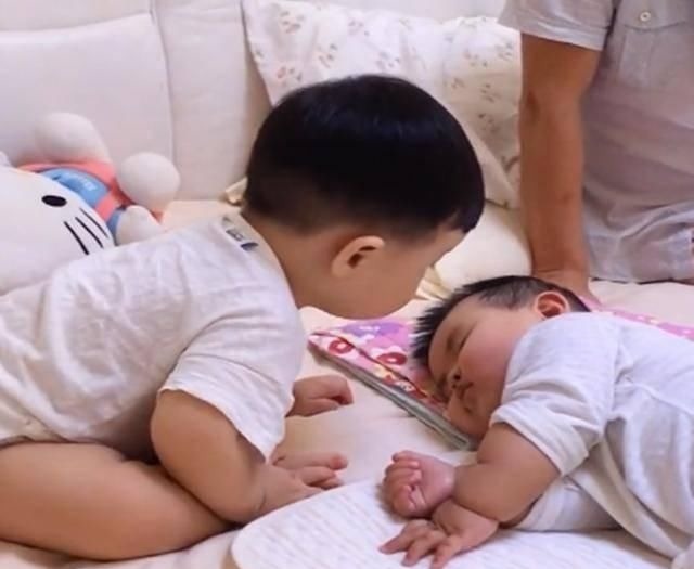 二胎政策|弟弟睡了哥哥睡觉的地方,哥哥这样对弟弟,逗的人忍不住笑