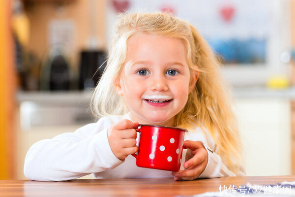 喝奶|喝奶也有“鄙视链”！被“妖魔化”的全脂奶，凭啥比脱脂奶低贱？