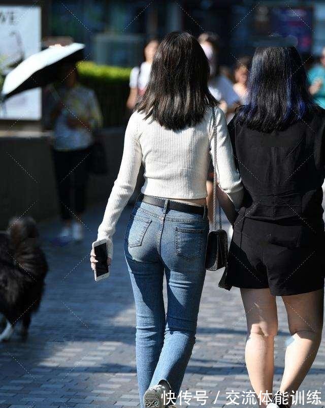 知性 白色圆领上衣搭配蓝色打底裤,知性大方,穿出自己的风格!