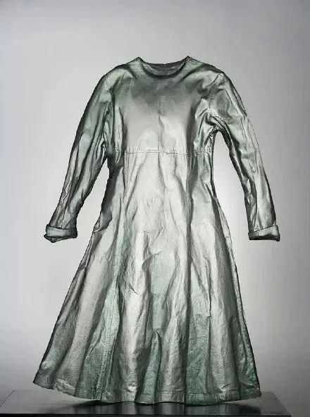 时装秀|艺术家用500斤玻璃做出重磅婚纱，惊艳时装秀，网友吐槽透明的怎么穿