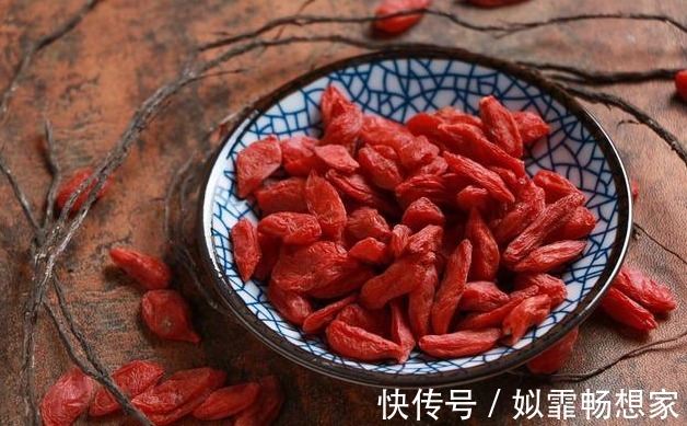 枸杞干|晚上吃枸杞,胜过人参汤,2个方法发挥枸杞最大功效,望周知