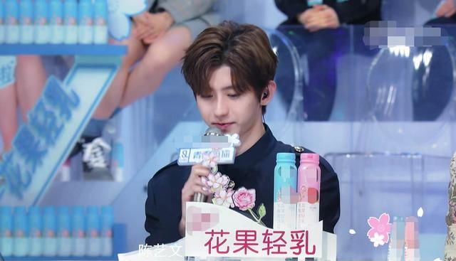 《青你》首播蔡徐坤超圈粉，当场回应自己黑料，眼光毒辣评分客观