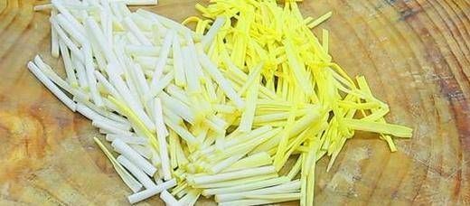 蒜黄炒鸡蛋很简单,先煎鸡蛋还是先炒蒜黄