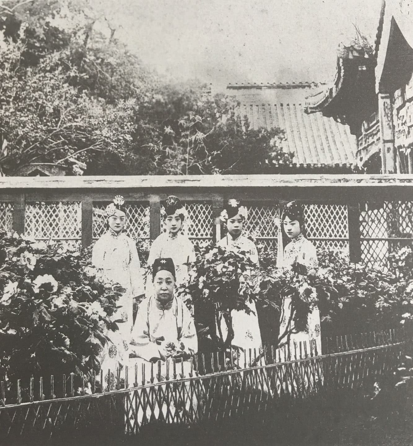 溥仪|唐石霞究竟是个怎样的女子?一流交际花,溥仪终身无法释怀