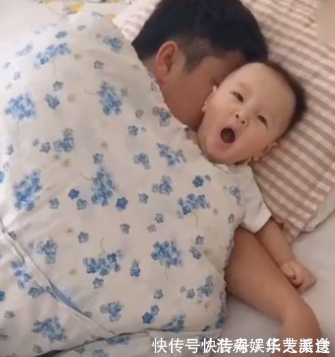 家长们|爸爸让孩子和自己一起睡,妈妈看到后,不禁开始“心疼”自己的孩