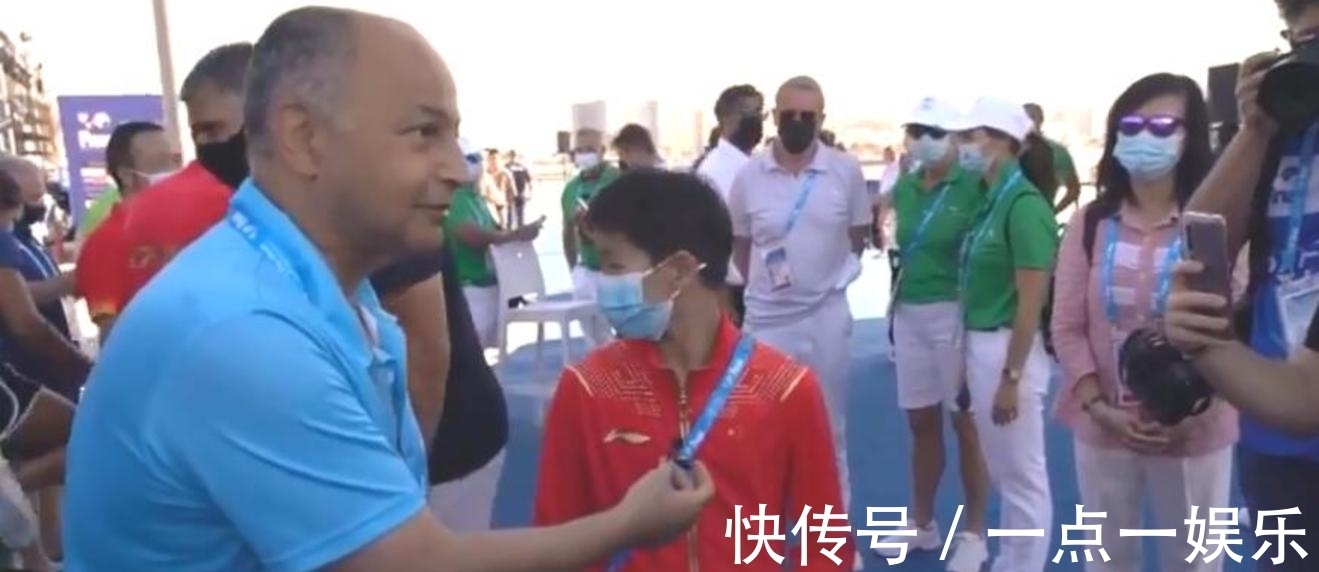 阿布扎比|全红婵俏皮狂秀剪刀手风靡阿布扎比,泳联主席:为她自豪!