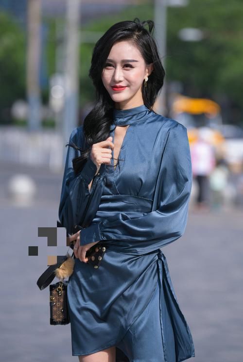 美艳精致的美女,蓝色真丝连衣裙,凸显高贵气质