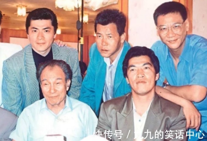 |幽默笑话：发现女同事喊老板爸爸，准备追求她，然后就被开除了