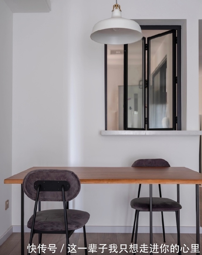 客餐厅|通风一年终于搬新家,墙面只刷乳胶漆,电视墙不造型,越看越耐看