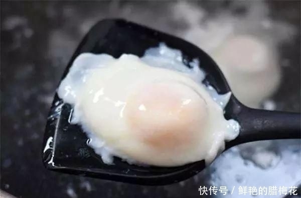 荷包蛋|煮荷包蛋时直接下锅煮就错了大厨教你1招,鸡蛋不生沫不散黄