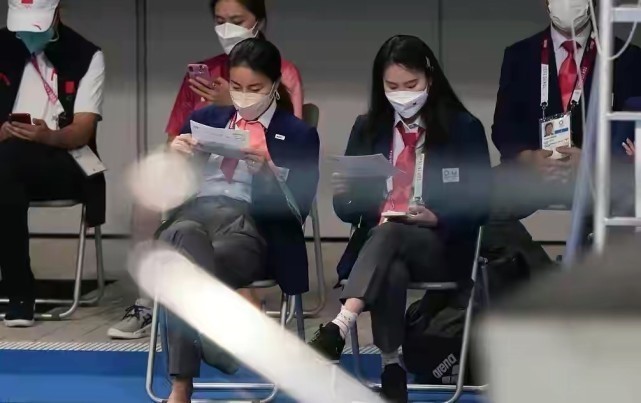 西装|郭晶晶首次直播彻底火!穿运动装太朴实,奥运会上穿裁判服更惊艳