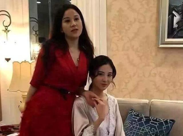 "最美丈母娘"走红,风韵迷人艳压新娘,网友:这颜值不输明星