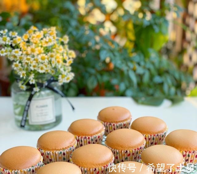 想吃杯子蛋糕不用买,在家轻松做出水光肌小蛋糕,不皱不裂又饱满!