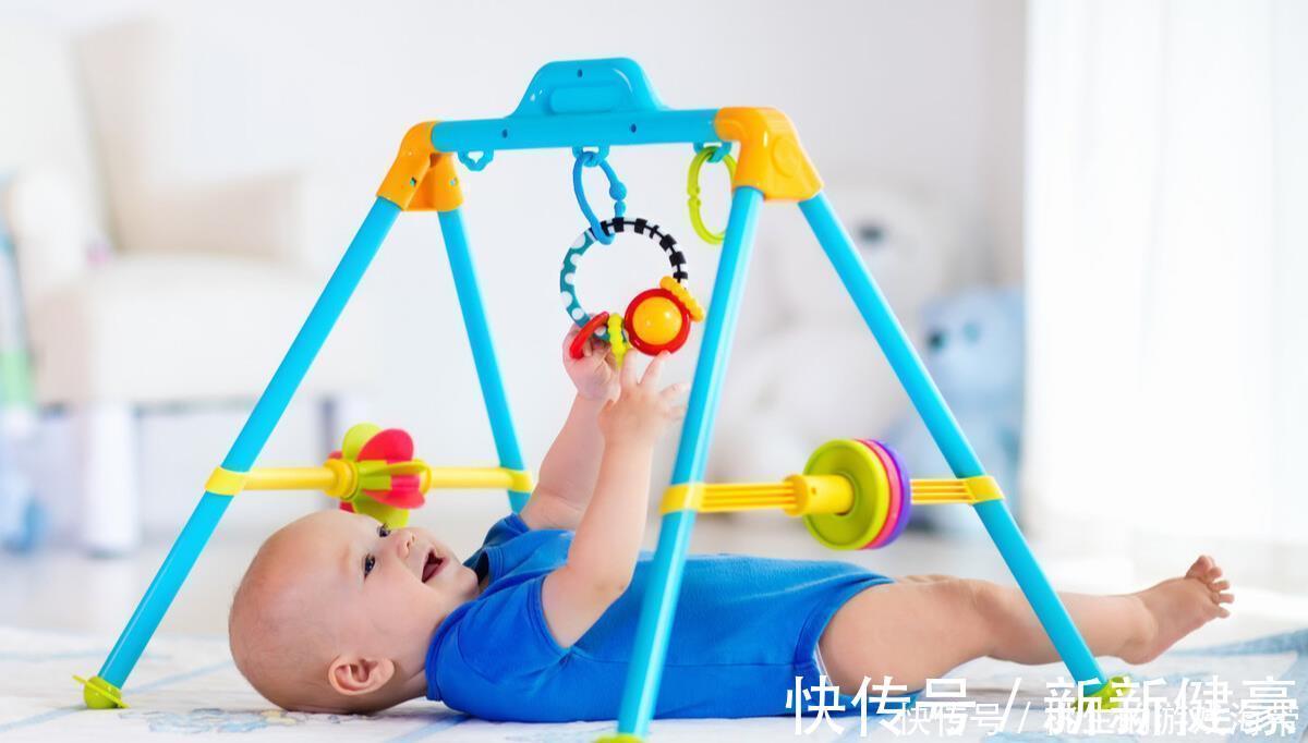 辅食|4~5个月宝宝养育得好不好?这5项智能发育过关,娃健康又聪明