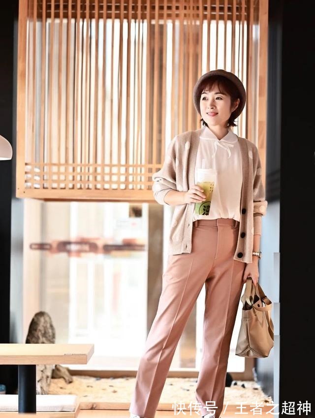 女人 年过55岁的女人,入春怎么穿才好看基础色+中性色,高级时髦!