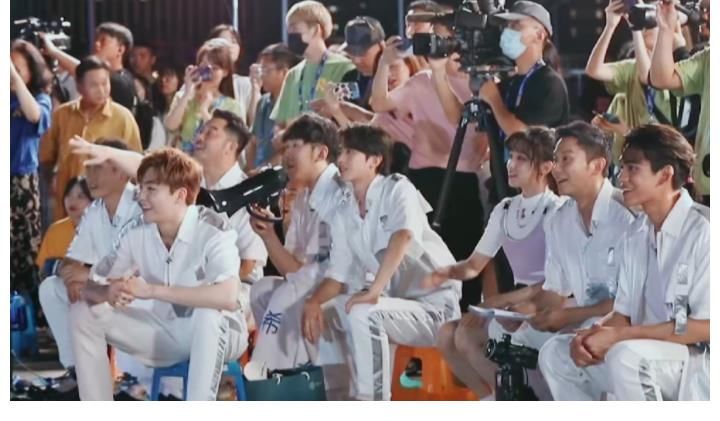 杨颖|第9季《跑男》刚刚播完,官博提前晒海报公开嘉宾阵容:下一季见