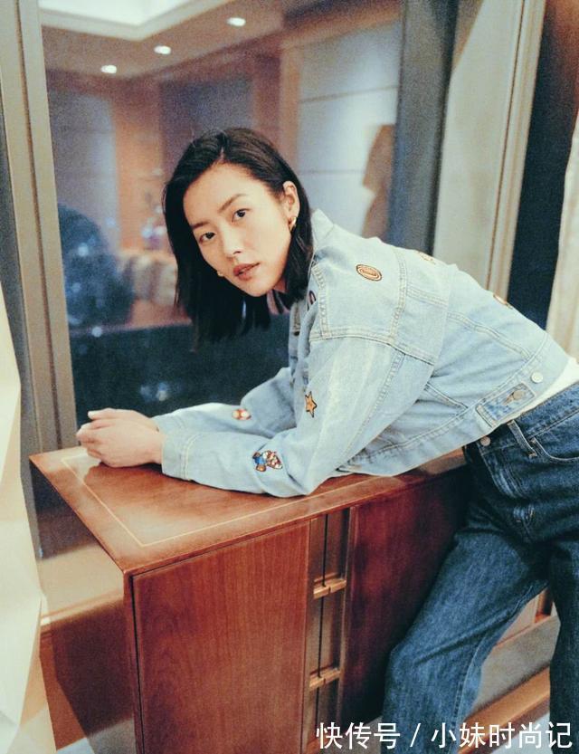 刘雯 刘雯衣品太高级,浅色牛仔夹克搭牛仔阔腿裤魅力四射,不愧是超模