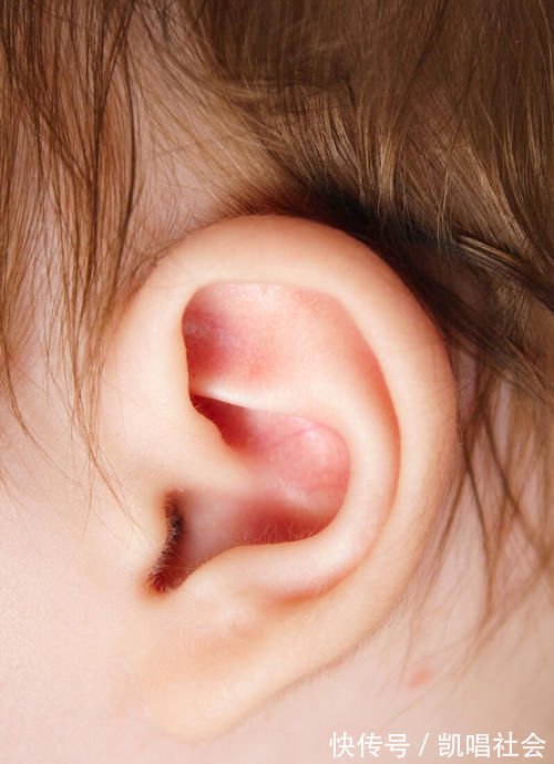 排查|摇头撞头抓耳朵,宝宝是在传递什么信号?有4点需要先行排查