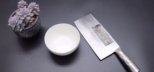 牙膏涂抹在菜刀上,作用花钱难买,可惜今天才学到,回家试一试