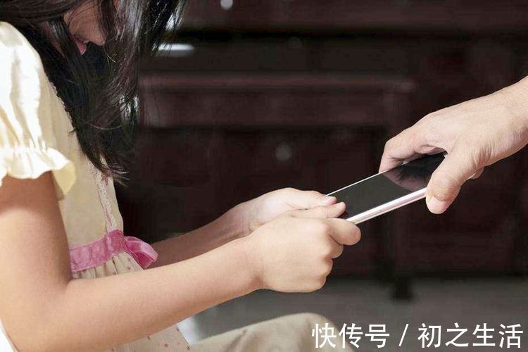 网络|该不该让孩子玩手机?世卫组织建议:接触网络不建议早于这一年龄