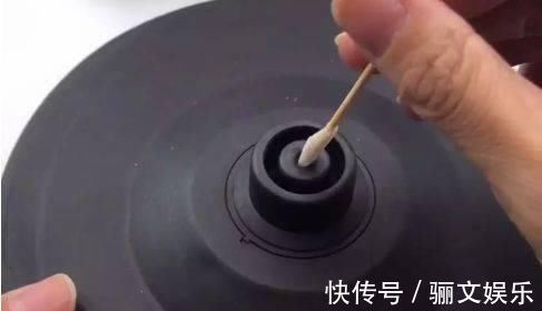 水壶|电热水壶插一根牙签太厉害了，一年能省下好多钱，告诉家里人学学