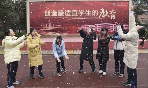 高能预警！人类幼崽花式赏雪还有人提笔作诗