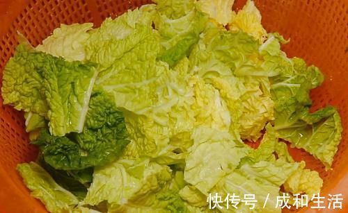 白菜炖豆腐时,先炒白菜还是先炖豆腐?大厨教你饭店做法,太香了