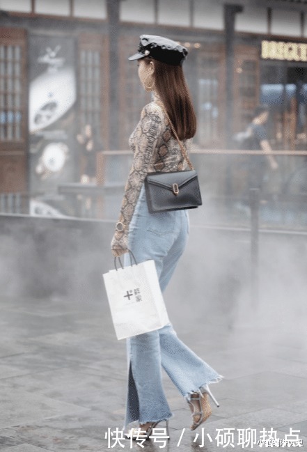 高挑的小姐姐,身穿蛇纹上衣+破洞牛仔裤,欧美范十足