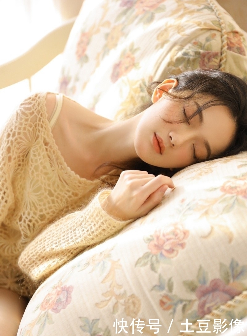 美腿|美颜:混血美女,性感香肩,美腿镂空衫,美不胜收