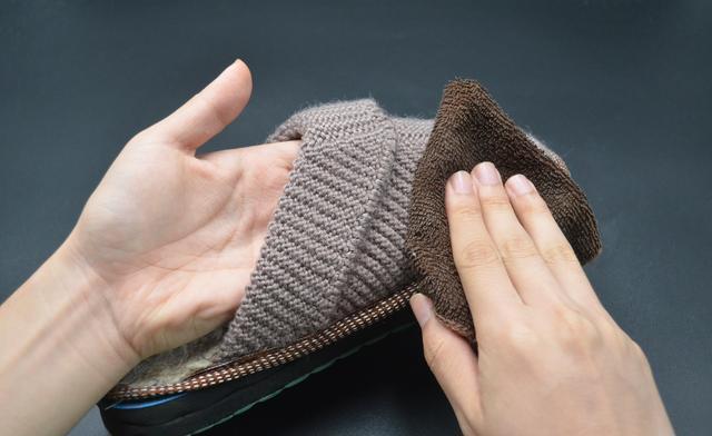 不管棉拖有多脏,试试这个方法,不用水洗不用晾晒,棉拖立马干净