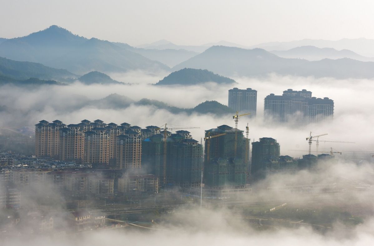 江西德兴：晨雾绕城美如画