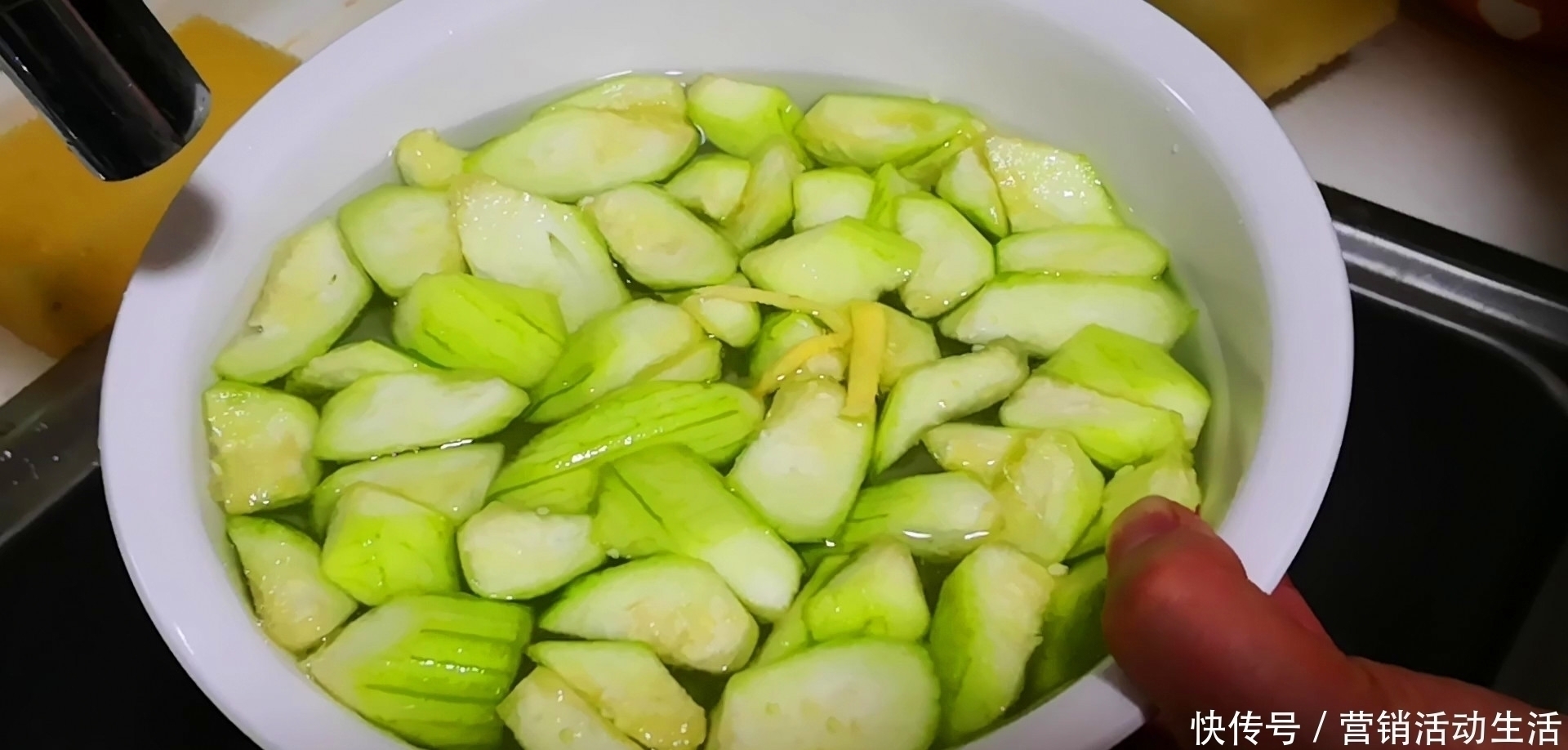 丝瓜花蛤汤|它和丝瓜一起做汤是绝配,鲜美又开胃,夏天喝比骨头汤还过瘾