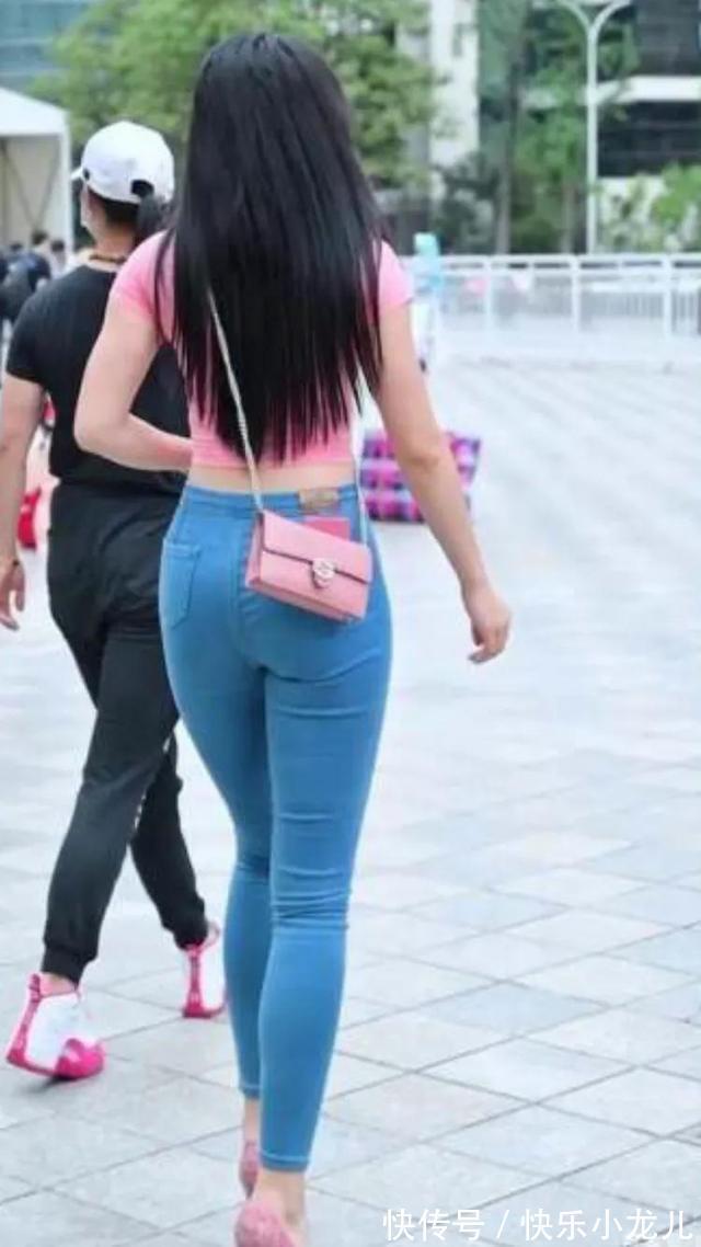 大长腿 红色高腰圆领T恤,加上蓝色长牛仔裤,你喜欢这种色彩搭配吗?