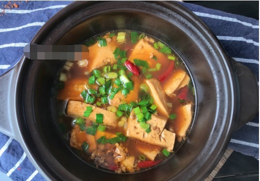 香料|炖豆腐时,往锅里扔这2味香料,炖出来的豆腐又香又嫩,超美味!