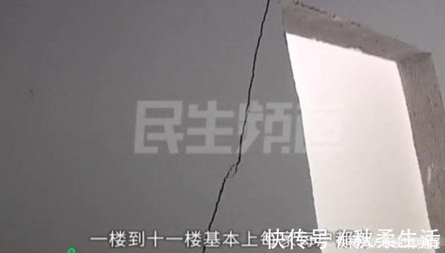 开发商|新楼盘还没交房就成危房,业主被强制收房,开发商免费送车位