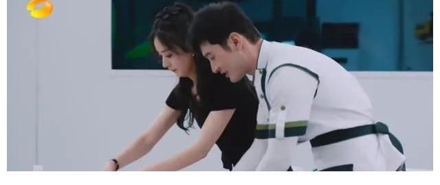 |赵丽颖在中餐厅做客时,与黄晓明吵架的场面搞笑