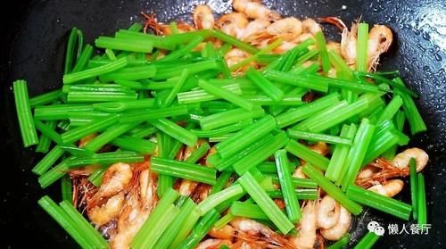 芹菜|别只会做虾仁炒西芹，将小河虾炒的酥脆，配上芹菜一起炒，还补钙