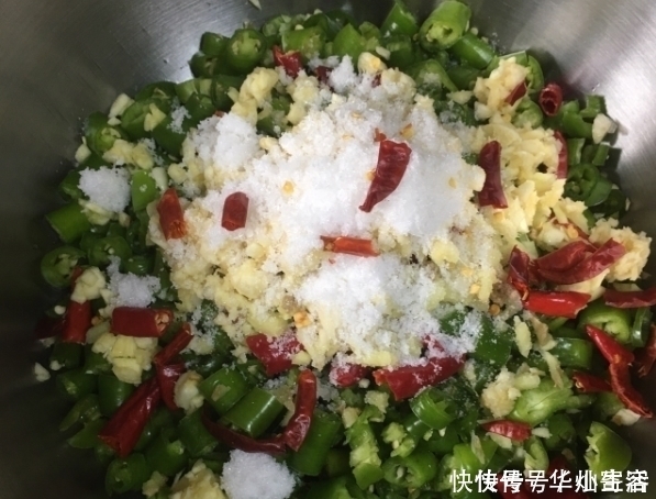 辣椒|外婆腌辣椒方法不一般,3小时就腌好,酸辣脆爽,3斤只够吃一天