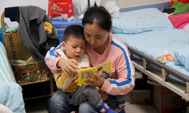 儿子|男童出生因缺氧致脑出血,8个月大被确诊脑瘫,每天只睡2小时