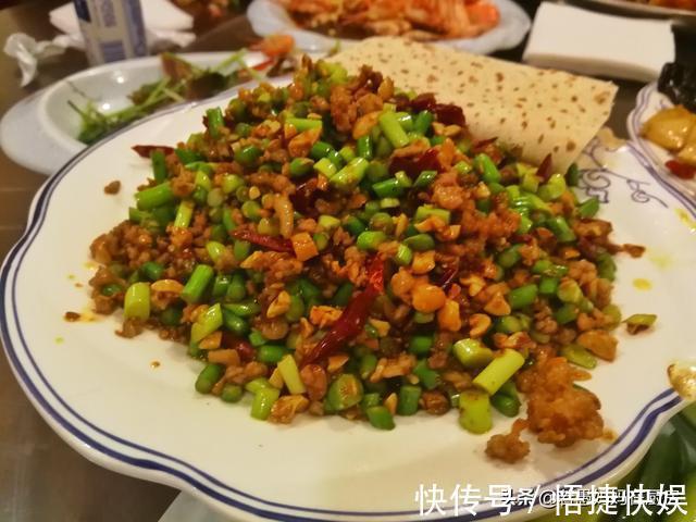 烙馍|8道凉菜，15道热菜，农家院的团圆饭总花费588元，网友说：太值了